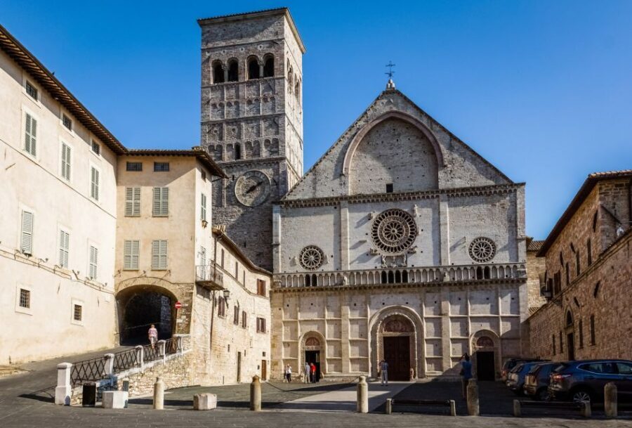 Assisi: Old Town Guided Walking Tour - The Saint Francis and Saint Clare storyline that ties the town together