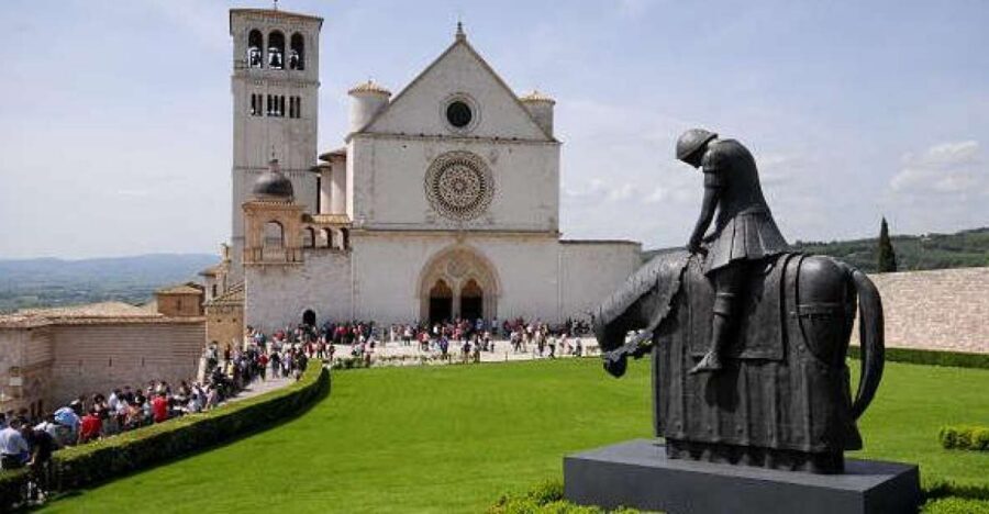 Assisi: Private Walking Tour with St. Francis Basilica - St. Clare Basilica: Pink-White Façade, San Damiano, and the Crypt