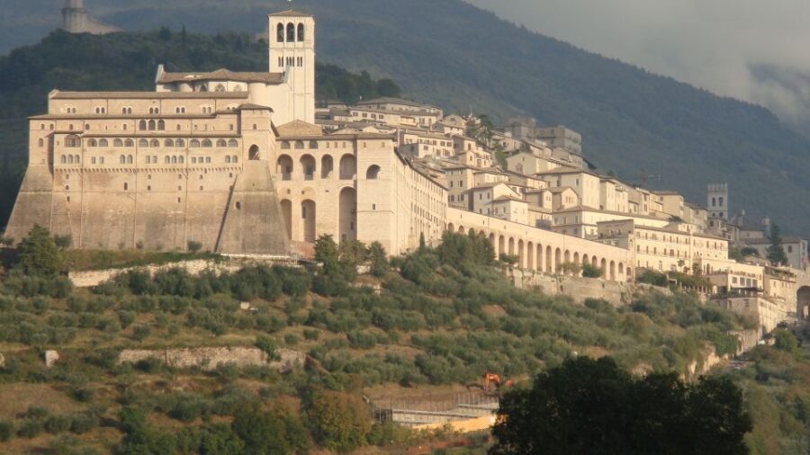 Assisi: Private Walking Tour with St. Francis Basilica - Piazza del Comune and the Temple of Minerva: Roman Columns in a Christian Town