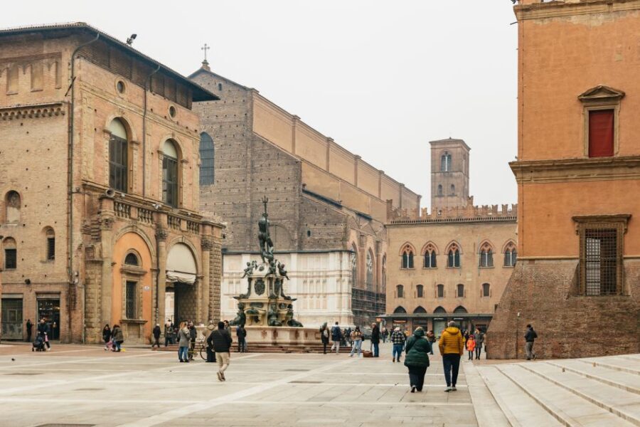 Bologna: City Center Walking Tour - Bologna’s towers and Asinelli: height with meaning