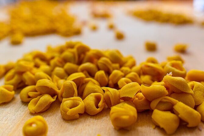 Bologna Food & Market Tour with 6 Tastings, Pasta, Wines & More - Palazzo della Mercanzia: commerce roots and Saint Petronio in wood