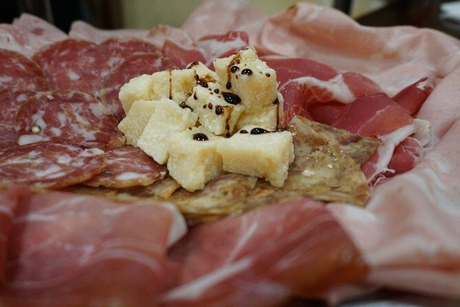 Bologna Food Tour from a local perspective - Two Towers history: a quick hit that adds color