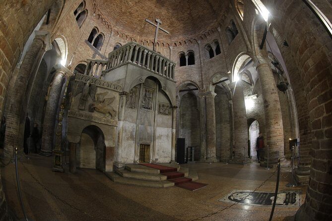Bologna historical art walking tour with hidden gems and tastings - Quadrilatero: the medieval market maze plus a food story that fits