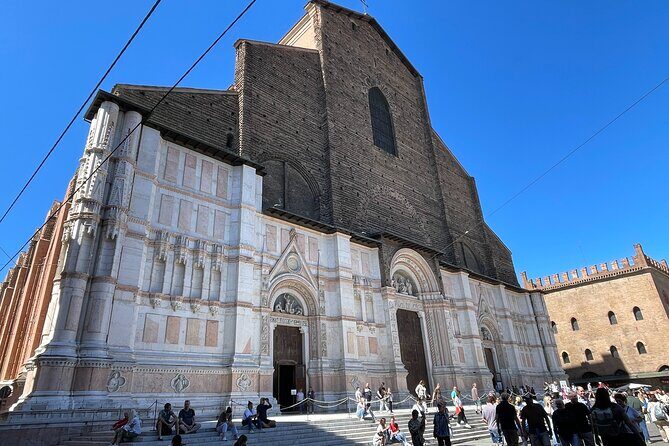 Bologna: Walking Food Tour and Highlights with a Local Guide - Via Drapperie: the street where strolling turns into tasting