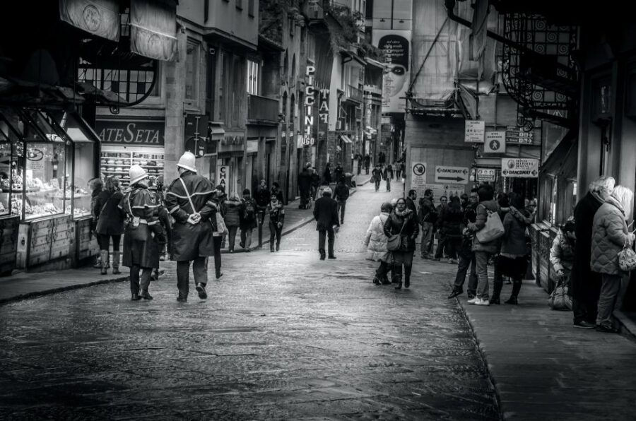 Florence: Audio Guided Walking Tour led by Tour Leader - Oltrarno scenes: Santa Trinita, Via Maggio, Santo Spirito, Santa Felicita