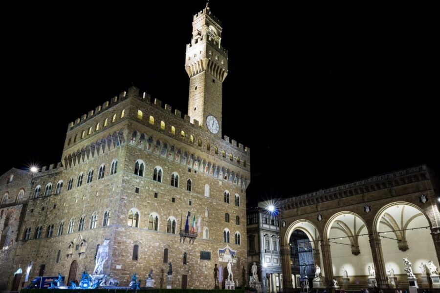 Florence: Dark Secrets & Scandals Evening Walking Tour - Palazzo Buondelmonti and Borgo Santi Apostoli: street-level stories of love and authority