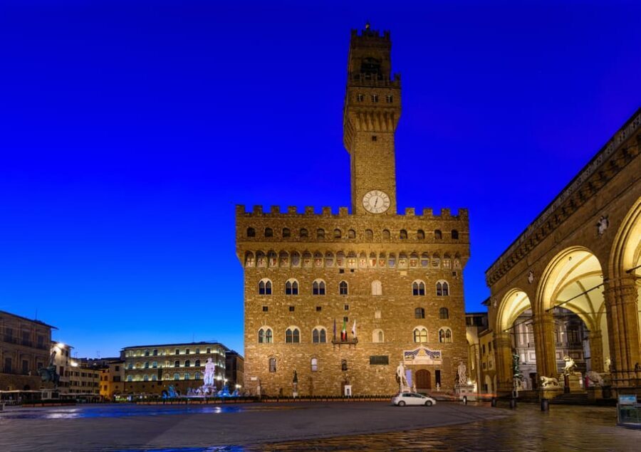 Florence: Dark Secrets & Scandals Evening Walking Tour - Piazza della Signoria, Palazzo Vecchio, and the Uffizi’s pull
