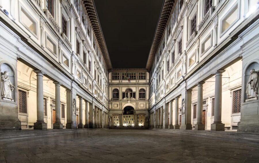 Florence: Dark Secrets & Scandals Evening Walking Tour - Finishing at Ponte Santa Trinita: how to end with a clear head