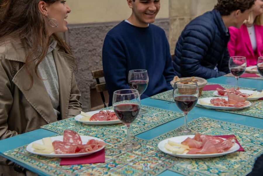Florence: Guided Food Walking Tour with Tuscan Classics - Where the walk starts: Schiaccia Passera and that yellow flag