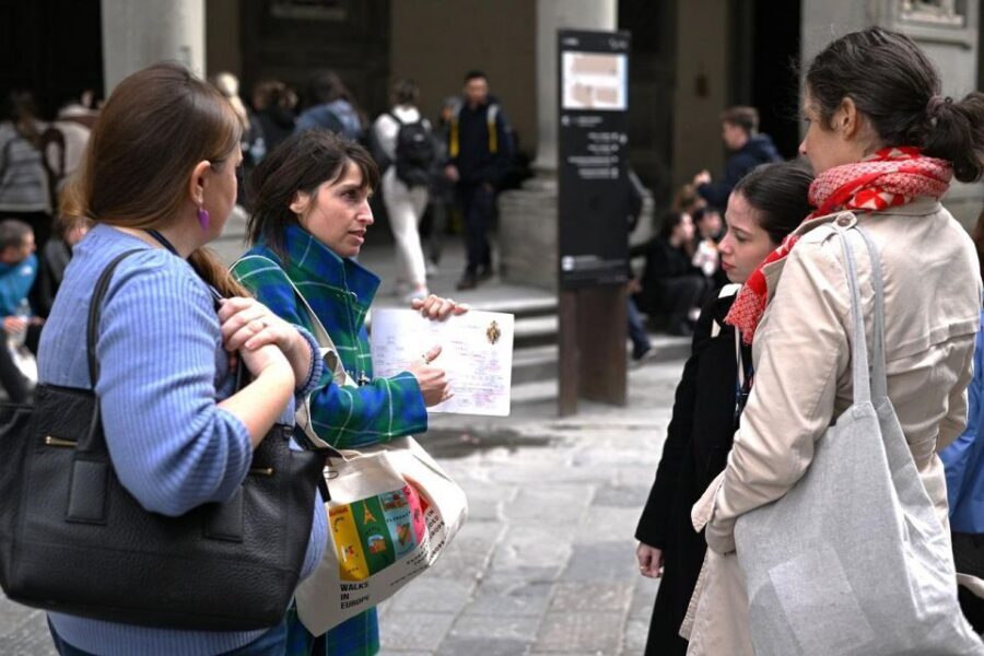 Florence: Guided Tour of Medici Family Secrets and Chapels - Piazzale degli Uffizi finish: art, power, and the quiet feeling of control