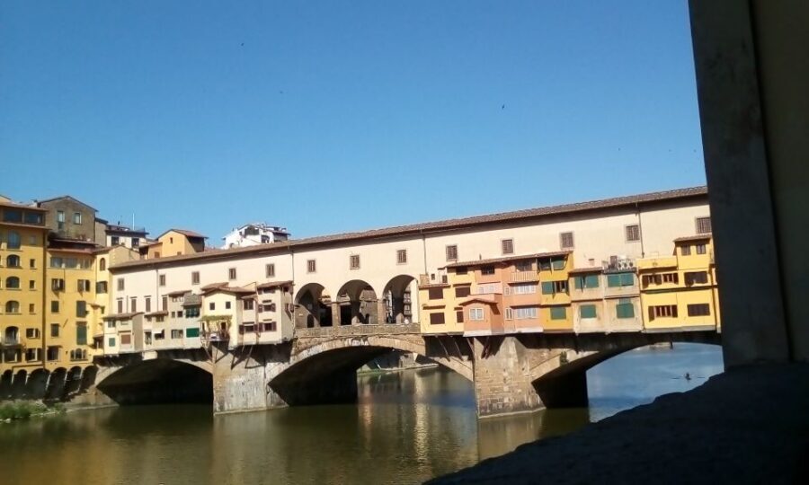Florence: LGBTQ Renaissance Walking Tour with Mila - Piazza della Repubblica with Mila: the meeting place and the tone