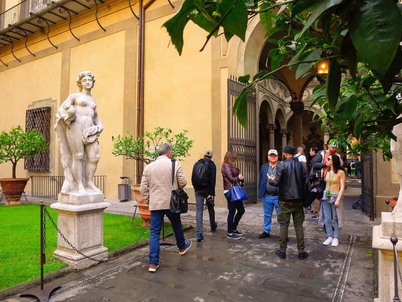 Florence: Medici Family Guided Walking Tour - San Lorenzo square: from old cathedral roots to Medici Renaissance rebuilding