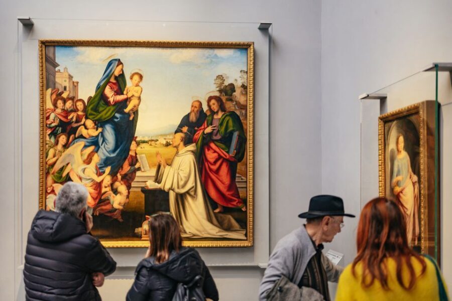 Florence: Skip-the-Line Uffizi Small Group Tour - Stairs, lifts out of service, and the uphill reality