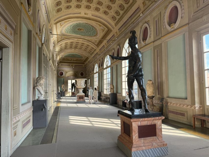Florence: Uffizi Gallery Reserved-Entry VIP Tour - Radios and a small group: staying together in a crowd
