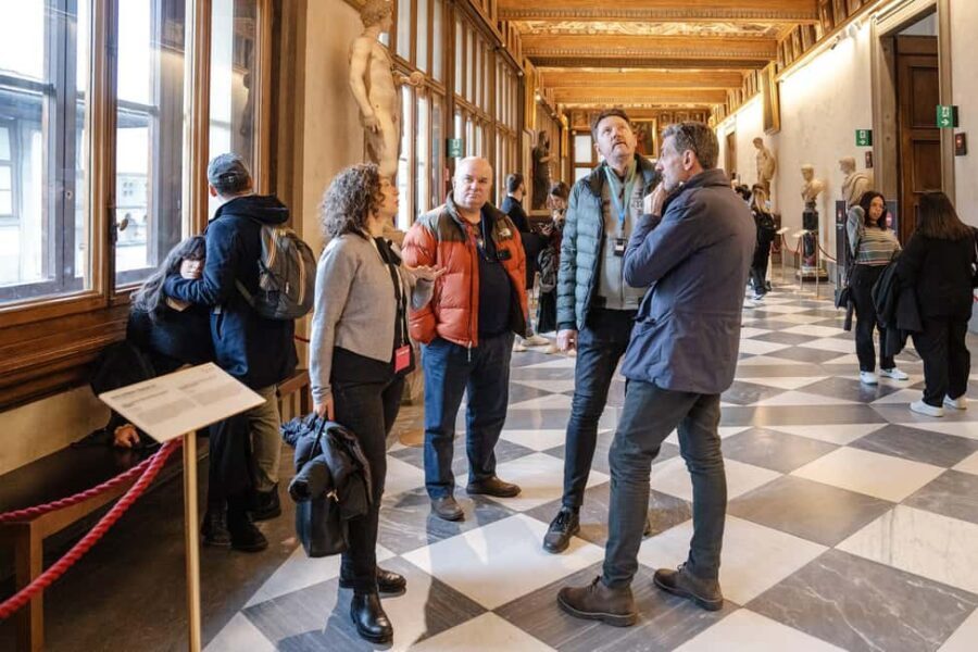 Florence: Uffizi Gallery Skip-the-Line Guided Tour - Meeting at the Leonardo da Vinci statue: your easiest start