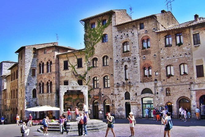 Full Day Tour to Val d'Orcia and Gladiator's Fields with Wines - Madonna di Vitaleta and the Gladiator filming spot: the quick photo stop that people remember
