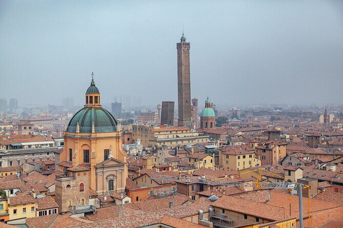 Highlights & Hidden Gems With Locals: Best of Bologna Private Tour - Meeting at Via Rizzoli: the best kind of city start