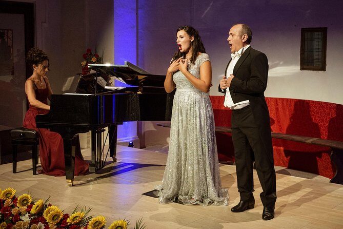 Italian Opera in Siena Experience - The pacing of the night: start at 9:15 pm, meet early