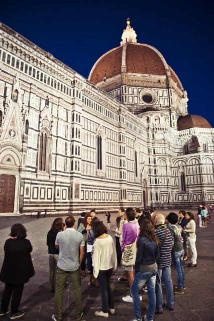 Legends of Florence: Exclusive Walking Tour by night - Meeting at Piazza della Signoria and finding your bearings fast