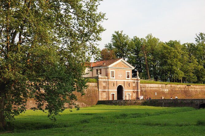 Lucca: Self-Guided Tour by Bike with MAP - Bike quality and staff help: what you can expect