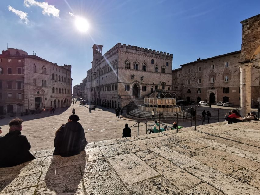 Perugia: Old Town Walking Tour, Piazza IV Novembre - The Etruscan Arch on your walk: a 3rd-century BC survivor you can read