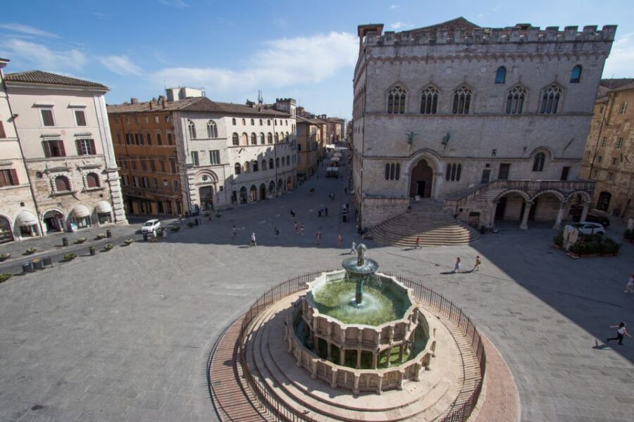 Perugia: Old Town Walking Tour, Piazza IV Novembre - Price and value: $35 for a local guide + Rocca Paolina entry