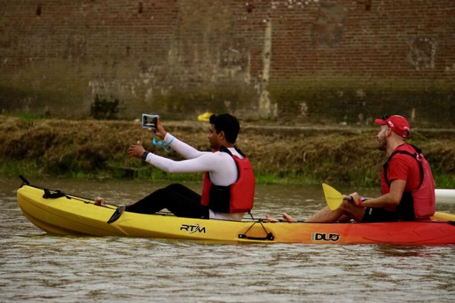 Pisa: Kayak Tour - The sunset selfie on the Lungarno: when the timing clicks