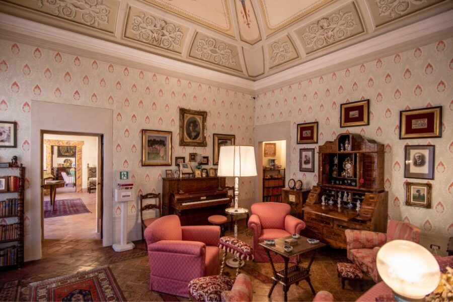 San Gimignano Campatelli Home and Tower Visit - What to Look For: Montelupo Pottery and Guido Peyron Paintings