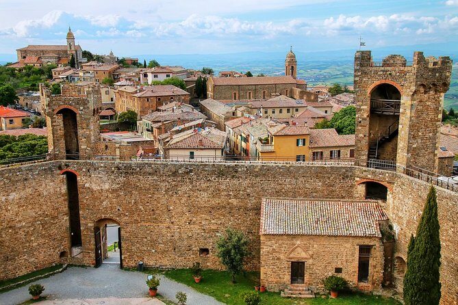 San Gimignano, Chianti, and Montalcino Day Trip from Siena - The guide and the vehicle: quality signals you can’t ignore