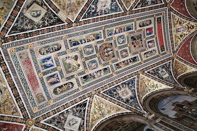 Skip the Line: Siena Duomo and City Walking Tour - Palazzo Chigi Saracini: quick looks at the city’s power