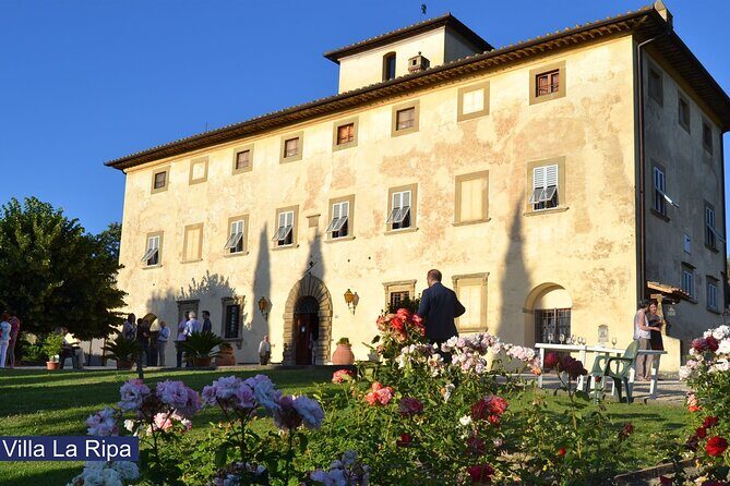 Tour through the vineyards and wine and olive oil tasting in Tuscany - Villa La Ripa near Arezzo: a Tuscany tasting that stays personal